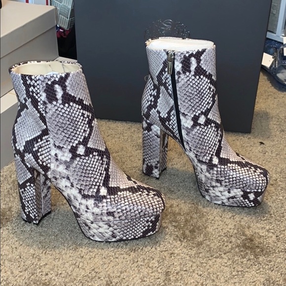 Vince Camuto Leslieon Snake Platform 